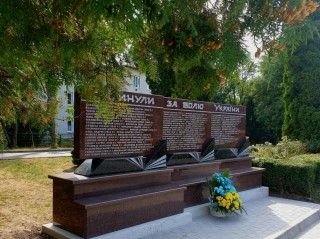 memorialna-stela-v-parku-im_-t_-shevchenka