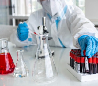 cientificos-microbiologos-traje-ppe-mascara-facial-sostienen-tubo-ensayo-sangre-recolectada-pacientes-covid19-crear-vacuna-contra-coronavirus-60388-715